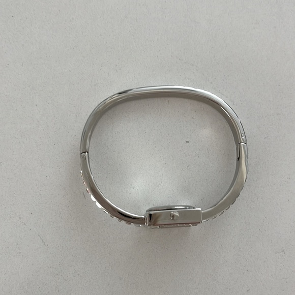 Both Cenere Watch Ladies
Elegant Chrystal Rhinestones
Hinged Quartz No Battery - Picture 3 of 4